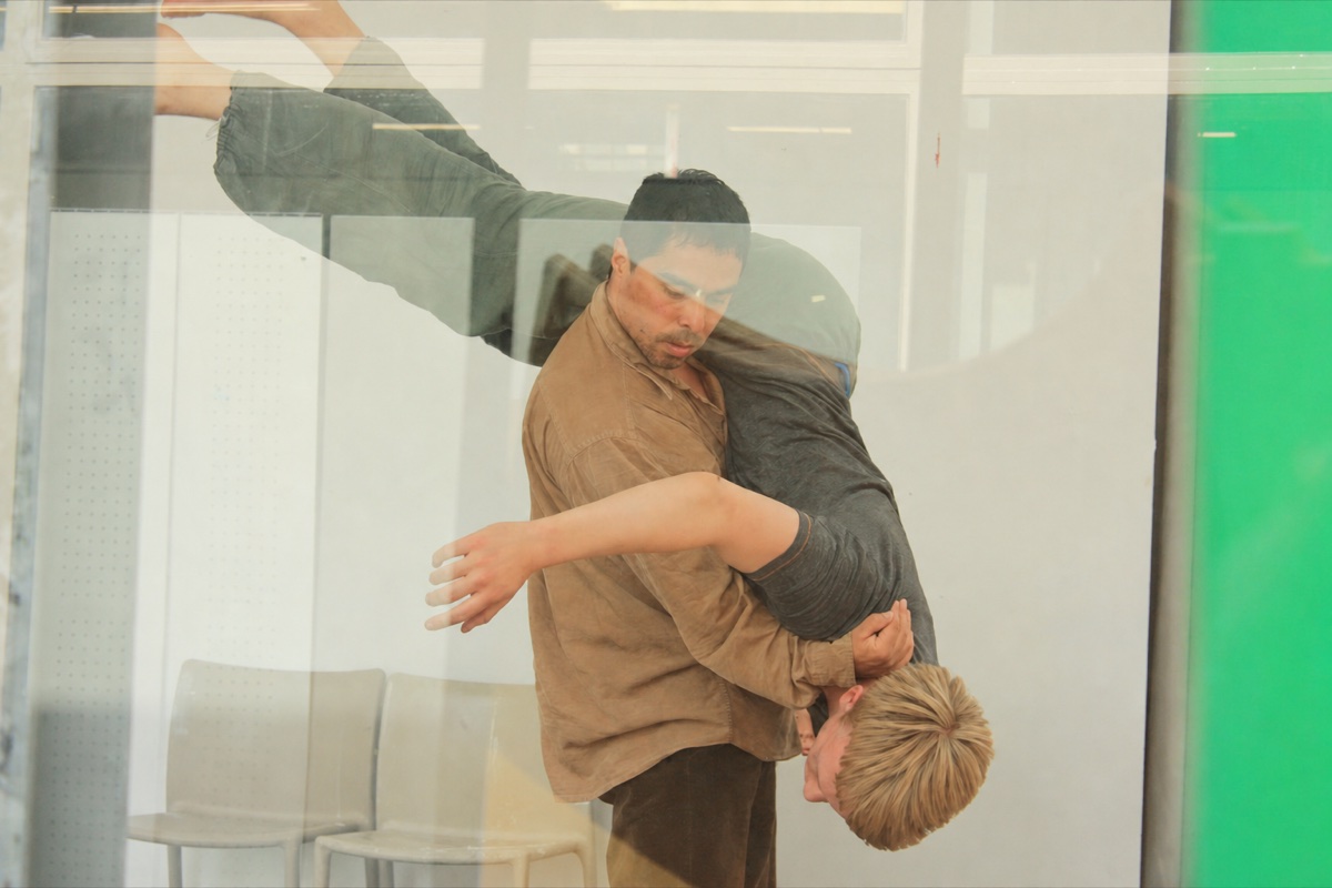 Raúl Saldarriaga supporting a partner in a Contact Improvisation lift.